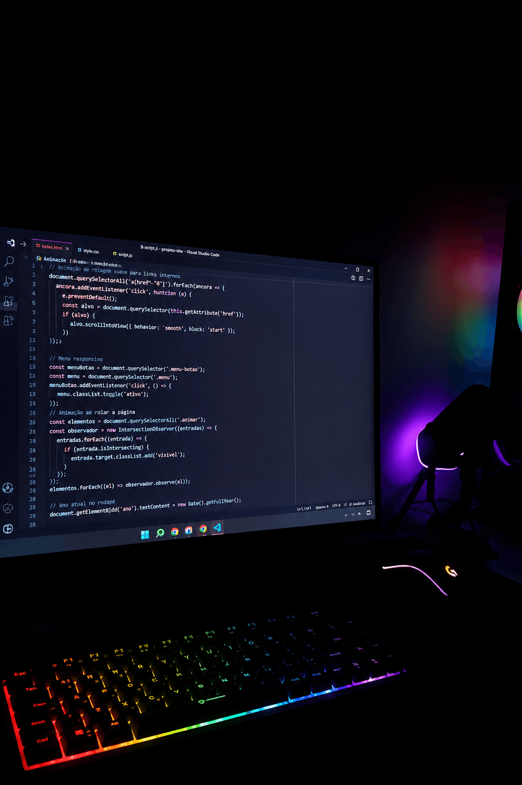 Mesa de trabalho com dois monitores, um com o Figma aberto e outro com código