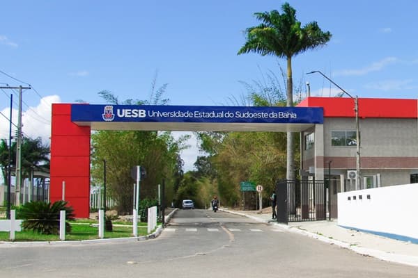 Corredor minimalista de uma universidade com luz natural